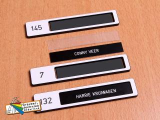 Kunststof houder, zelfklevend, met of zonder huisnummer 100x20x3mm, met blanco transparant, of in kleur gegraveerd inklikplaatje